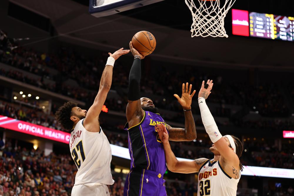 手捂右腿 手捂右腿